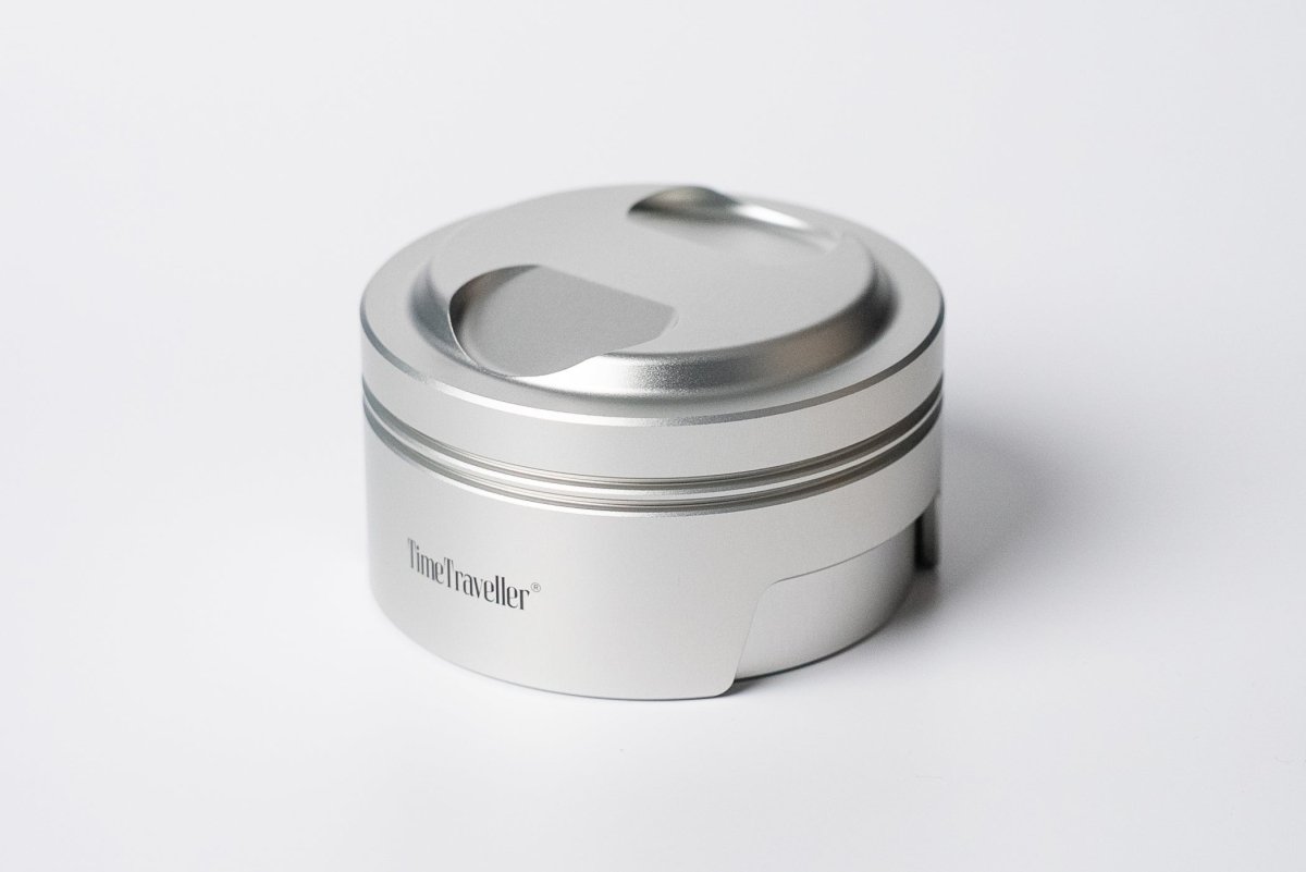 Geschlossenes CWM Masterpieces TimeTraveller Uhrenetui aus Aluminium mit Alcantara-Veredelung