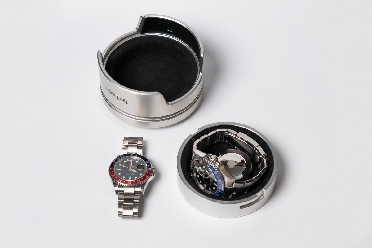 CWM Masterpieces TimeTraveller Uhrenetui, Deckel umgedreht mit sichtbarer Alcantara-Polsterung, Rolex Batman im Deckel und Rolex Pepsi daneben
