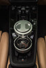 CWM Masterpieces TimeTraveller auf Porsche Mittelkonsole, offenes Etui mit Rolex Pepsi Uhr, exklusive Aufbewahrung für Luxusuhren