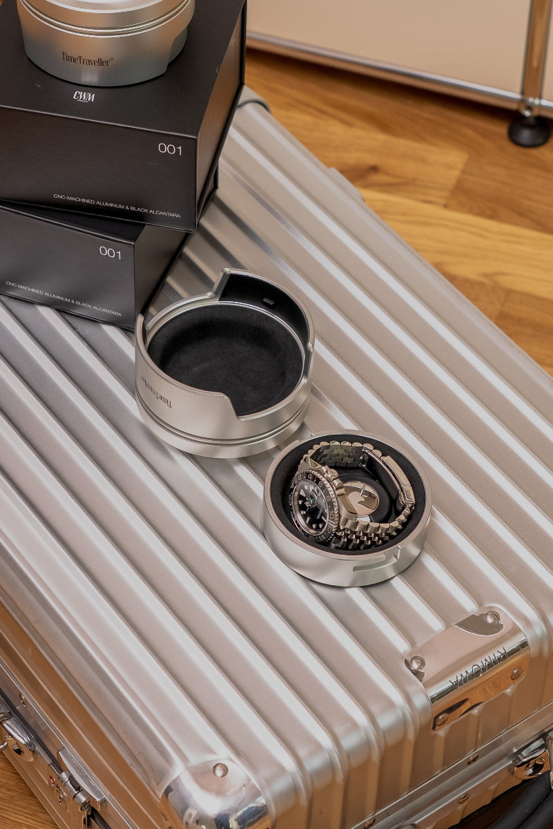 CWM Masterpieces TimeTraveller Uhrenetui aus Aluminium und Alcantara, geöffnet mit Luxusuhren