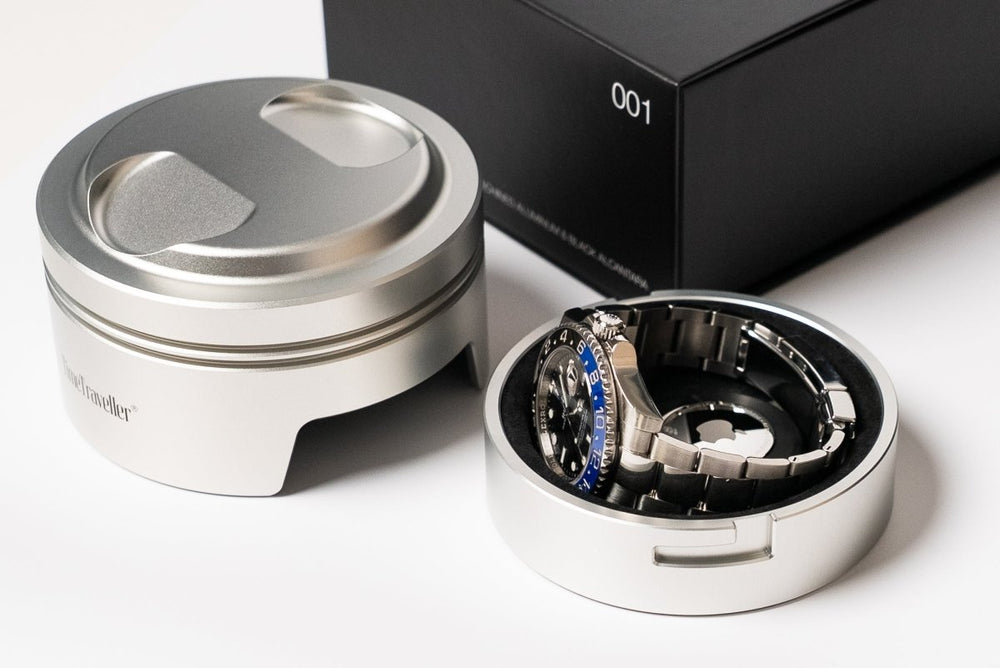 TimeTraveller Uhrenetui von CWM Masterpieces, umgedrehter Aluminium-Deckel mit Alcantara, schwarze Box als Packaging sichtbar