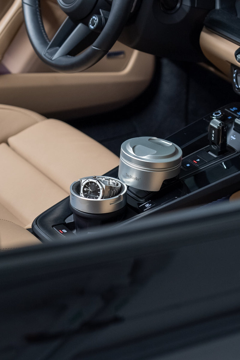 Aluminium-Watchcase und Sportuhr im Porsche-Interieur, exklusive Präsentation von CWM Masterpieces TimeTraveller