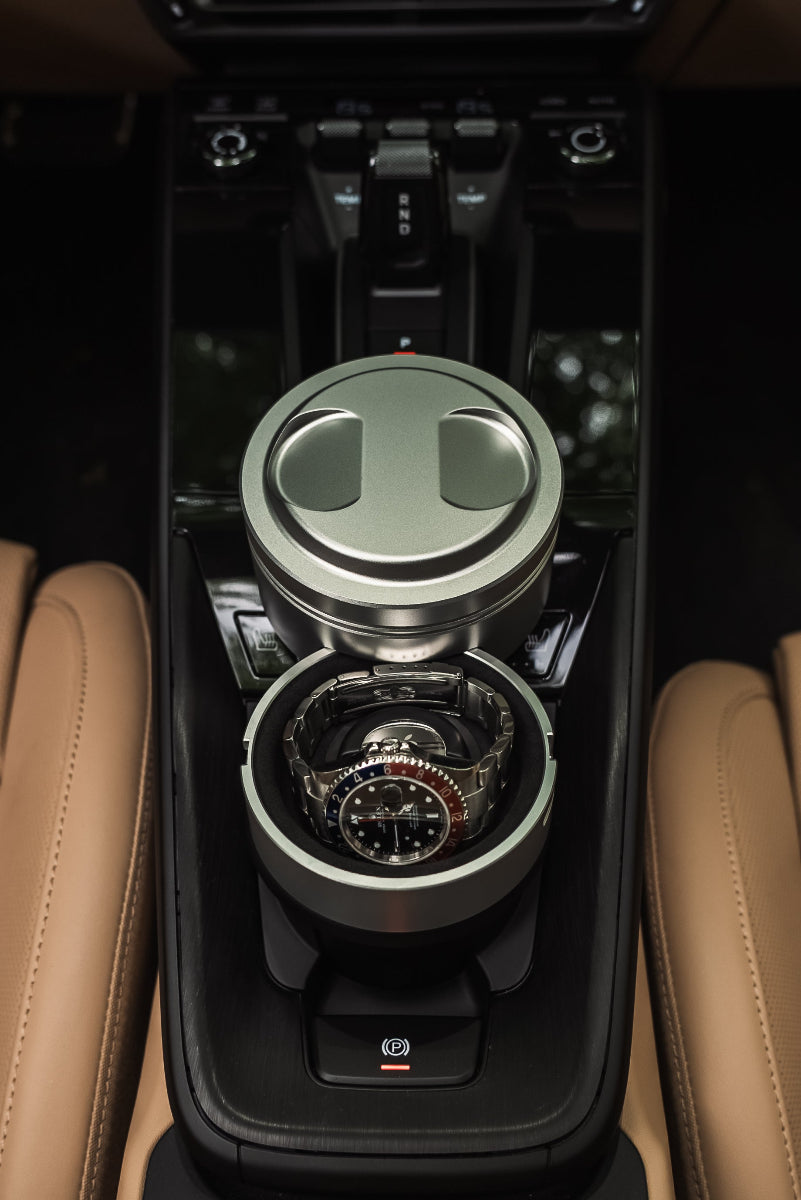 CWM Masterpieces TimeTraveller auf Porsche Mittelkonsole, offenes Etui mit Rolex Pepsi Uhr, exklusive Aufbewahrung für Luxusuhren