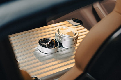 CWM Masterpieces TimeTraveller Uhrenetui geöffnet auf Aluminiumkoffer, Luxusreise-Zubehör für Uhren und edle Verpackung im Auto-Interieur